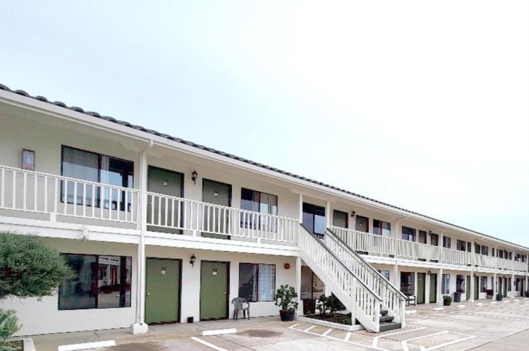 Hotel 8